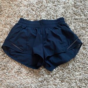 Lululemon 2.5” inch low rise hotty hots in navy blue sz 6 !!